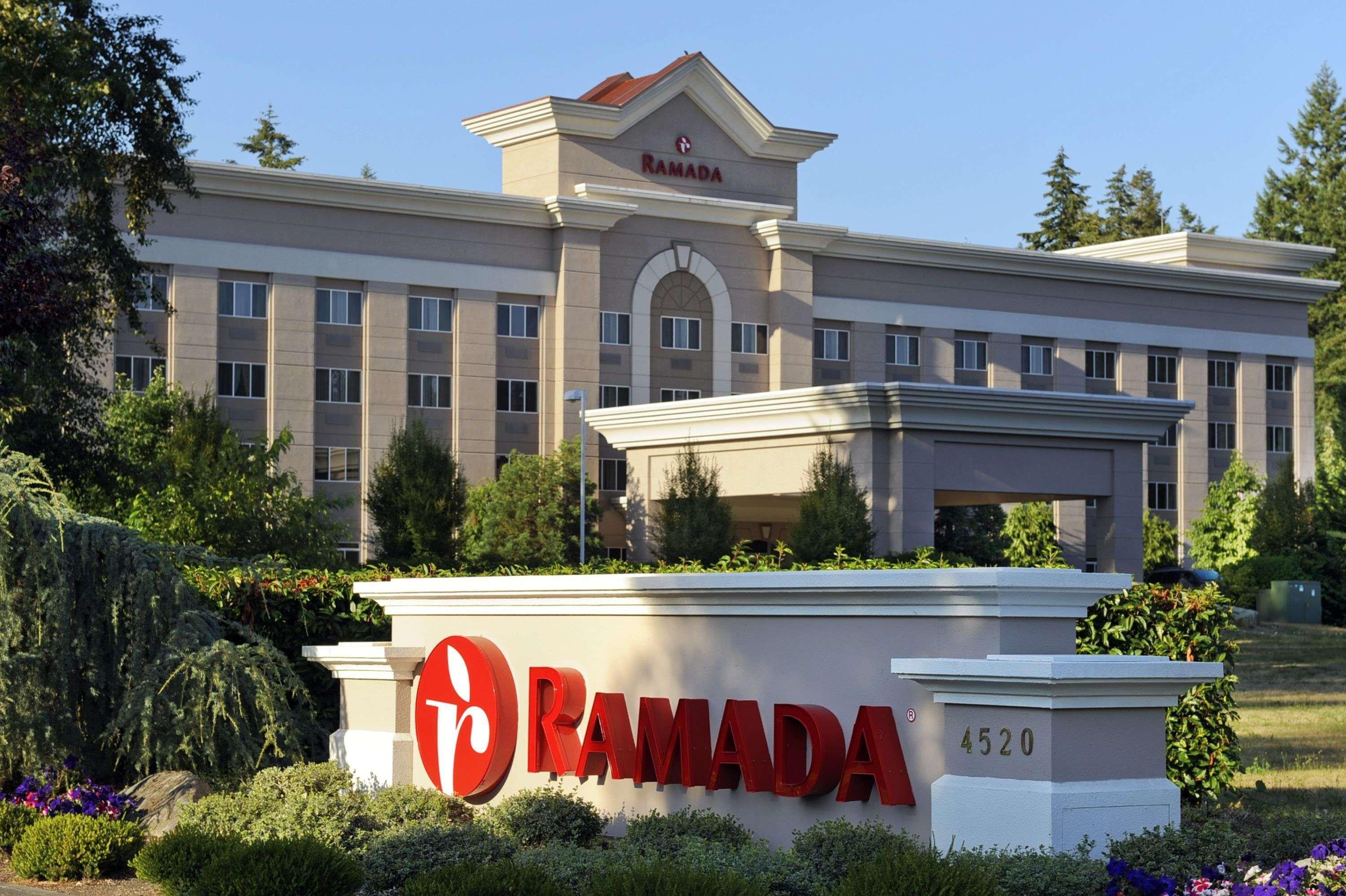 Отель Ramada By Wyndham Олимпия Экстерьер фото